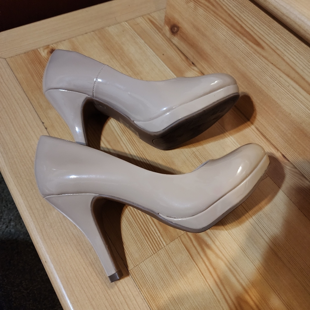 City Classified Women's Comfort Classic Pumps - Picture 4 of 13